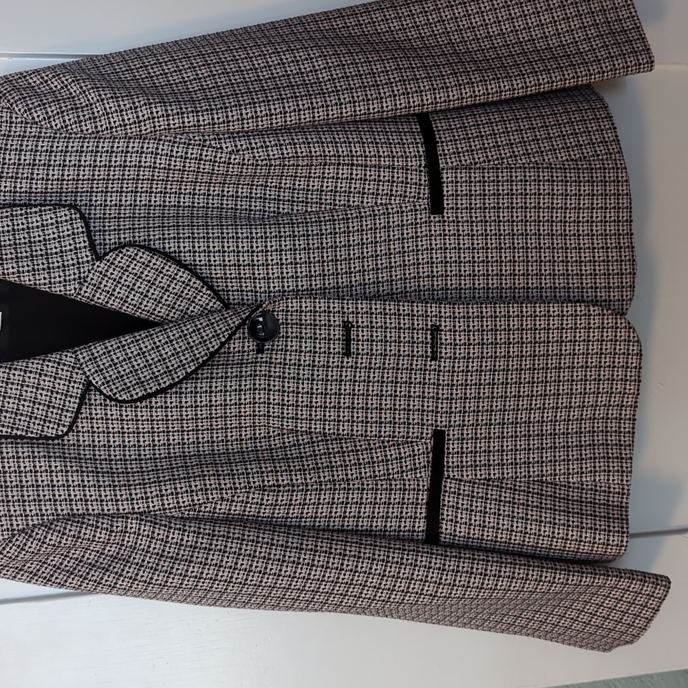 Le Suit pink and black woven jacket with black pants